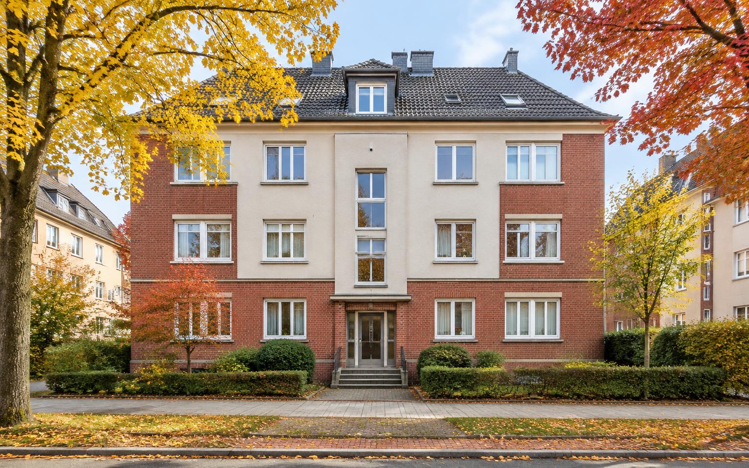 Illustration: Gepflegtes Wohngebäude mit herbstlichen Straßenbäumen