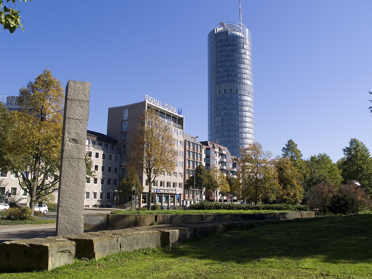 Südviertel Essen mit Signal Iduna Hochhaus und Grünanlage